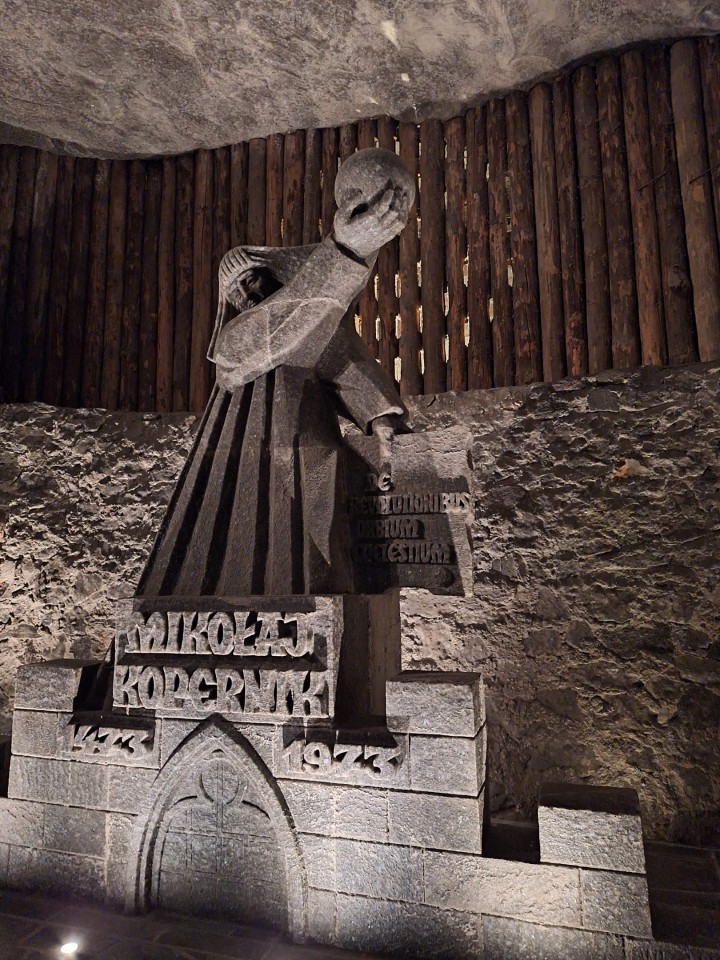 <p>Солната мина Величка край Краков, действала от XIII в. до 1996 г. , е уникален подземен град от сол в списъка на ЮНЕСКО. С над 300 км тунели и изящни параклиси , тя днес е прочута туристическа дестинация и лечебен санаториум.</p>