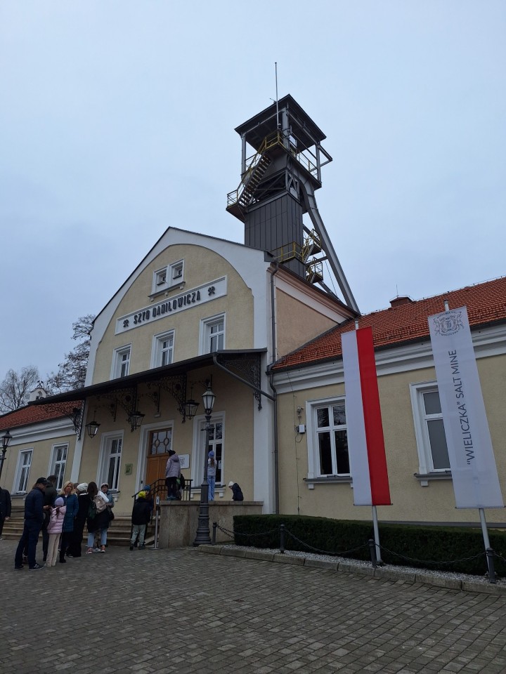 <p>Солната мина Величка край Краков, действала от XIII в. до 1996 г. , е уникален подземен град от сол в списъка на ЮНЕСКО. С над 300 км тунели и изящни параклиси , тя днес е прочута туристическа дестинация и лечебен санаториум.</p>