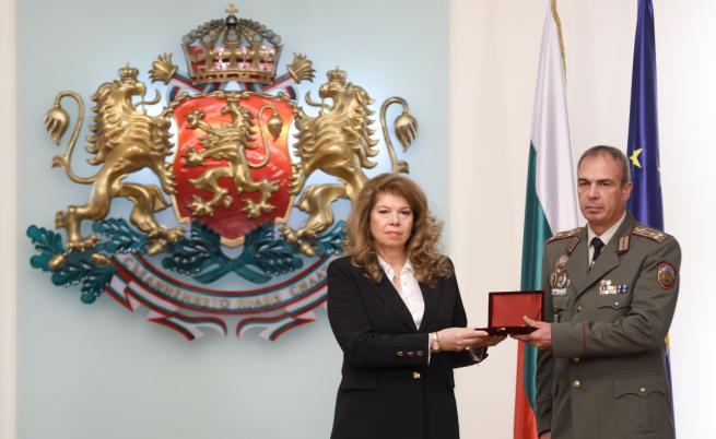 Илияна Йотова удостои полковник Атанас Георгиев с висше офицерско звание