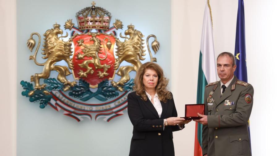 Илияна Йотова удостои полковник Атанас Георгиев с висше офицерско звание