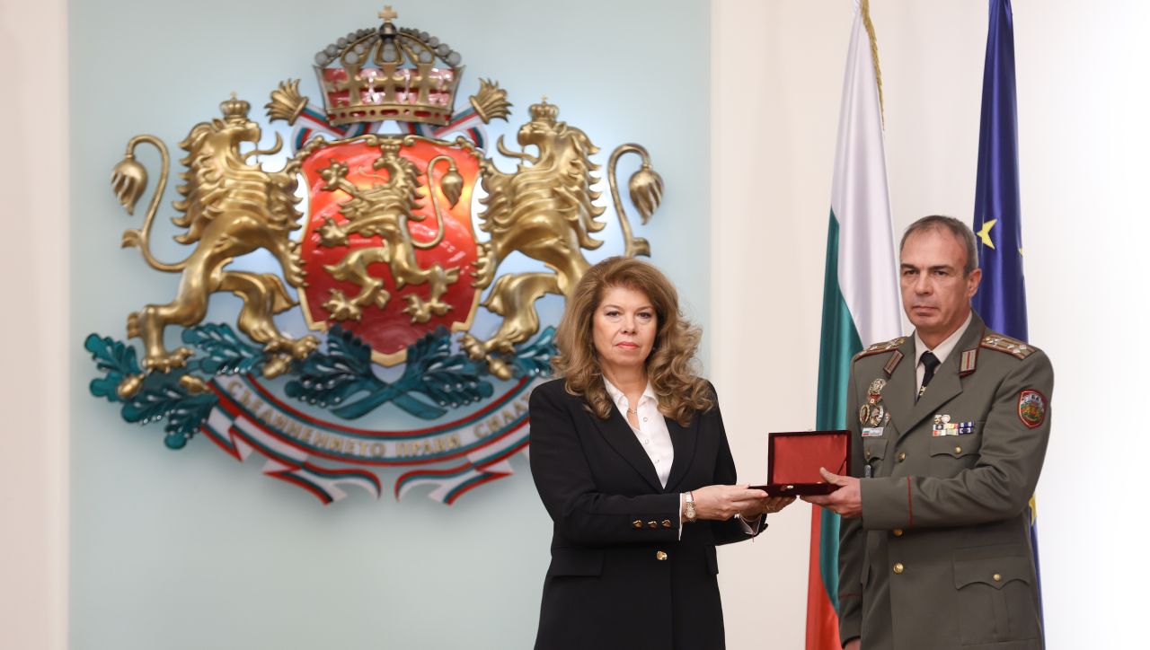 Илияна Йотова удостои полковник Атанас Георгиев с висше офицерско звание