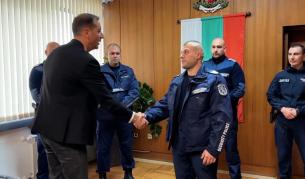 Наградиха полицаите, спасили момчето от балкон в Ямбол