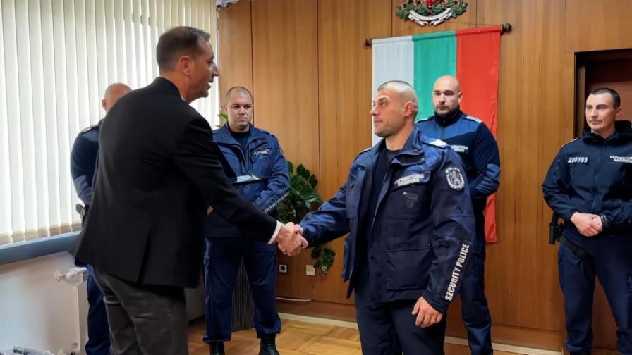 Наградиха полицаите, спасили момчето от балкон в Ямбол