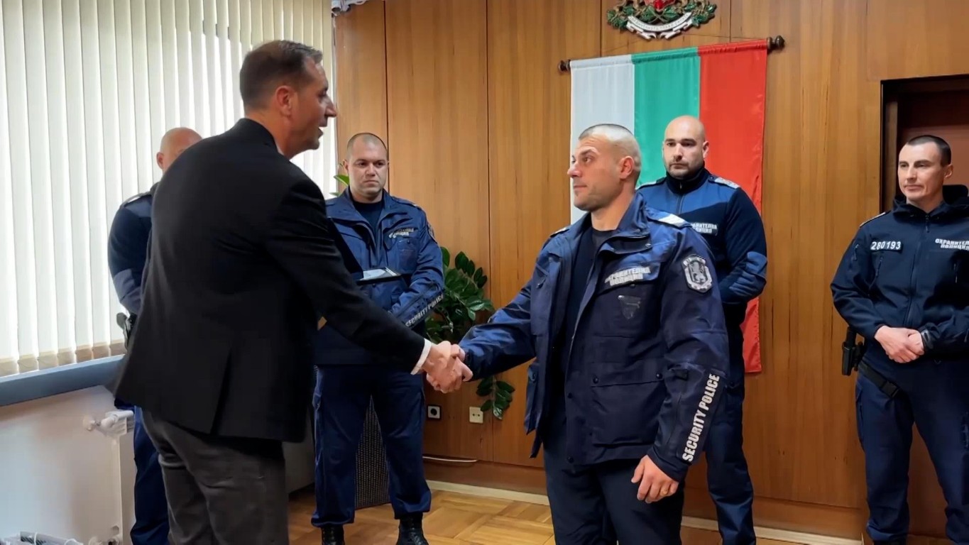 Наградиха полицаите, спасили момчето от балкон в Ямбол