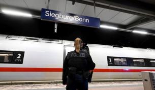 Мъж хвърли фойерверки във влак в Германия, рани пътници