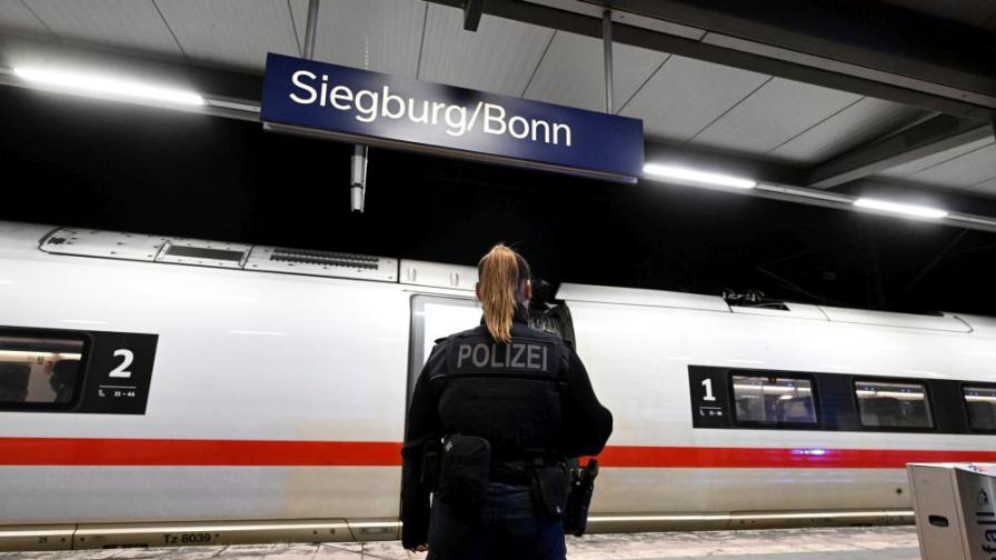 Мъж хвърли фойерверки във влак в Германия, рани пътници