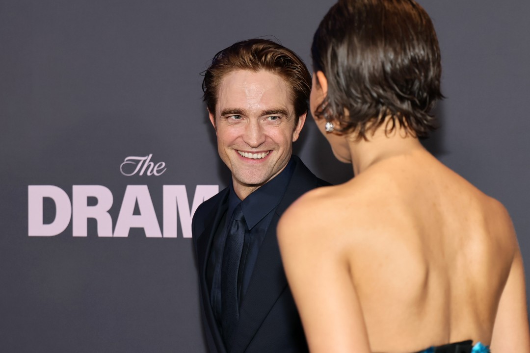 <p>Зендая зашемети на премиерата на филма &bdquo;Драмата&ldquo; в Ню Йорк с рокля от 65 000 пера, с която завърши концептуална &bdquo;булчинска&ldquo; модна серия от визии и засили слуховете, че с Том Холанд вече са сключили таен брак.</p>