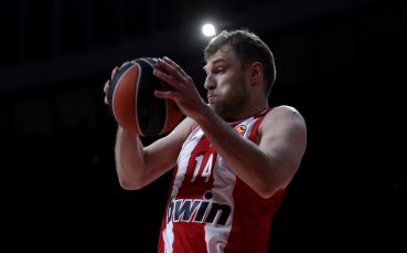Мощен Везенков качи Олимпиакос на върха в Евролигата