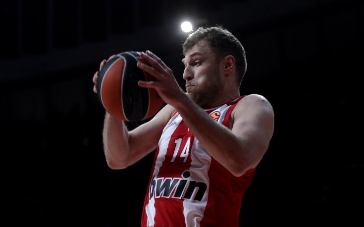 Мощен Везенков качи Олимпиакос на върха в Евролигата