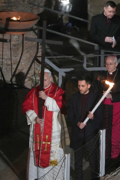 <p>Папа Лъв Четиринадесети носеше кръста по целия Кръстен път на Римския Колизеум на католическия Разпети петък, като стана първият предстоятел на римокателическата църква от десетилетия насам, който минава по всички 14 спирки, предаде Асошиейтед прес.</p>