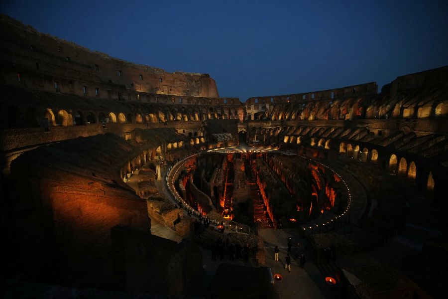 <p>Папа Лъв Четиринадесети носеше кръста по целия Кръстен път на Римския Колизеум на католическия Разпети петък, като стана първият предстоятел на римокателическата църква от десетилетия насам, който минава по всички 14 спирки, предаде Асошиейтед прес.</p>