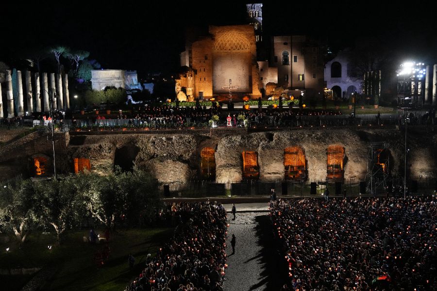 <p>Папа Лъв Четиринадесети носеше кръста по целия Кръстен път на Римския Колизеум на католическия Разпети петък, като стана първият предстоятел на римокателическата църква от десетилетия насам, който минава по всички 14 спирки, предаде Асошиейтед прес.</p>