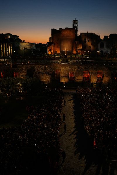 <p>Папа Лъв Четиринадесети носеше кръста по целия Кръстен път на Римския Колизеум на католическия Разпети петък, като стана първият предстоятел на римокателическата църква от десетилетия насам, който минава по всички 14 спирки, предаде Асошиейтед прес.</p>