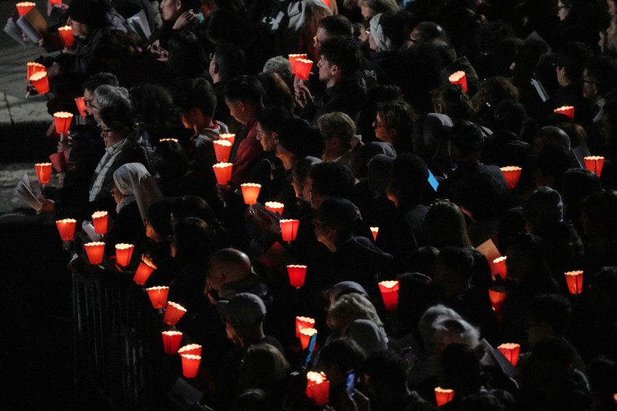 <p>Папа Лъв Четиринадесети носеше кръста по целия Кръстен път на Римския Колизеум на католическия Разпети петък, като стана първият предстоятел на римокателическата църква от десетилетия насам, който минава по всички 14 спирки, предаде Асошиейтед прес.</p>