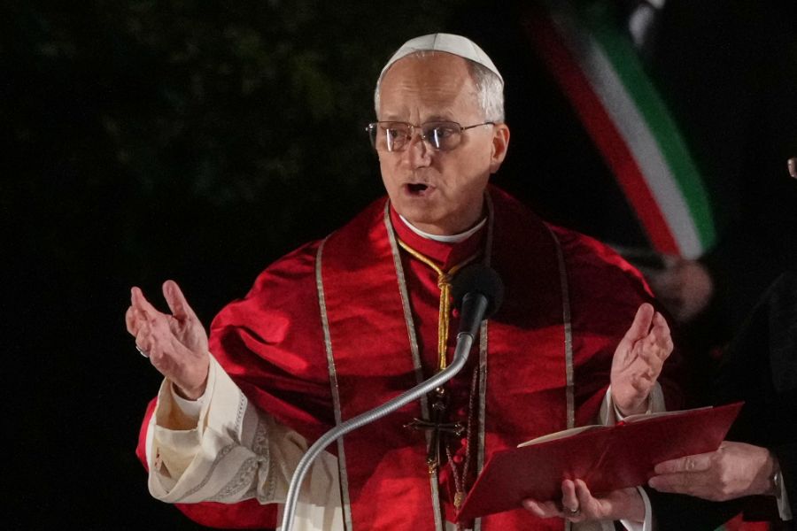 <p>Папа Лъв Четиринадесети носеше кръста по целия Кръстен път на Римския Колизеум на католическия Разпети петък, като стана първият предстоятел на римокателическата църква от десетилетия насам, който минава по всички 14 спирки, предаде Асошиейтед прес.</p>