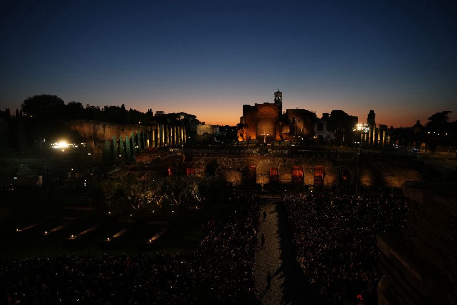 <p>Папа Лъв Четиринадесети носеше кръста по целия Кръстен път на Римския Колизеум на католическия Разпети петък, като стана първият предстоятел на римокателическата църква от десетилетия насам, който минава по всички 14 спирки, предаде Асошиейтед прес.</p>