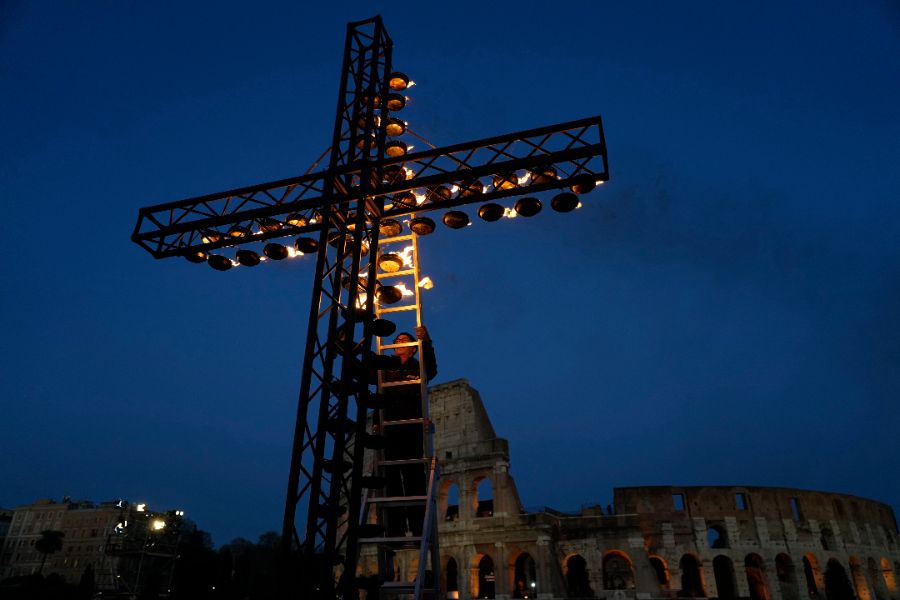 <p>Папа Лъв Четиринадесети носеше кръста по целия Кръстен път на Римския Колизеум на католическия Разпети петък, като стана първият предстоятел на римокателическата църква от десетилетия насам, който минава по всички 14 спирки, предаде Асошиейтед прес.</p>