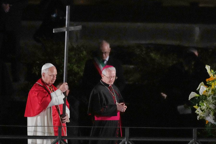 <p>Папа Лъв Четиринадесети носеше кръста по целия Кръстен път на Римския Колизеум на католическия Разпети петък, като стана първият предстоятел на римокателическата църква от десетилетия насам, който минава по всички 14 спирки, предаде Асошиейтед прес.</p>