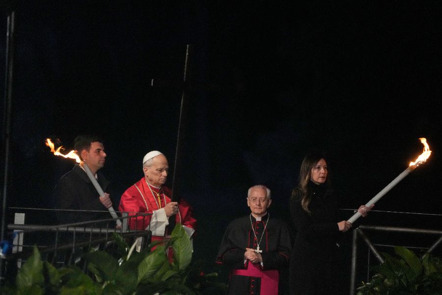 <p>Папа Лъв Четиринадесети носеше кръста по целия Кръстен път на Римския Колизеум на католическия Разпети петък, като стана първият предстоятел на римокателическата църква от десетилетия насам, който минава по всички 14 спирки, предаде Асошиейтед прес.</p>