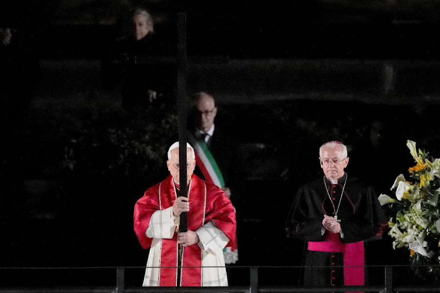 <p>Папа Лъв Четиринадесети носеше кръста по целия Кръстен път на Римския Колизеум на католическия Разпети петък, като стана първият предстоятел на римокателическата църква от десетилетия насам, който минава по всички 14 спирки, предаде Асошиейтед прес.</p>