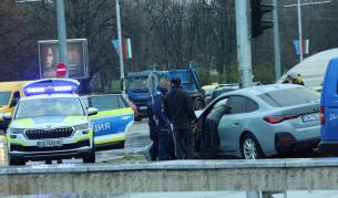 Тежка катастрофа на бул. „България“ в София: Лек автомобил и такси се удариха рано сутринта