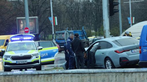 Тежка катастрофа на бул. „България“ в София: Лек автомобил и такси се удариха рано сутринта