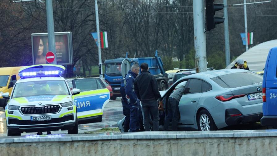 Брутална катастрофа на бул. „България“ в София: Лек автомобил и такси се удариха рано сутринта