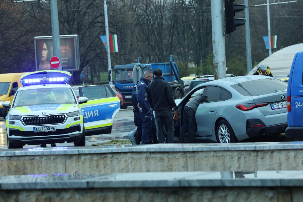 Брутална катастрофа на бул. „България“ в София: Лек автомобил и такси се удариха рано сутринта