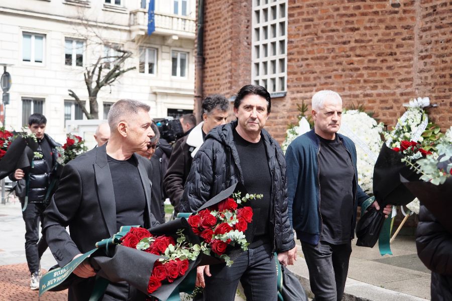 <p>България изпраща легендарния вратар Борислав Михайлов.</p>