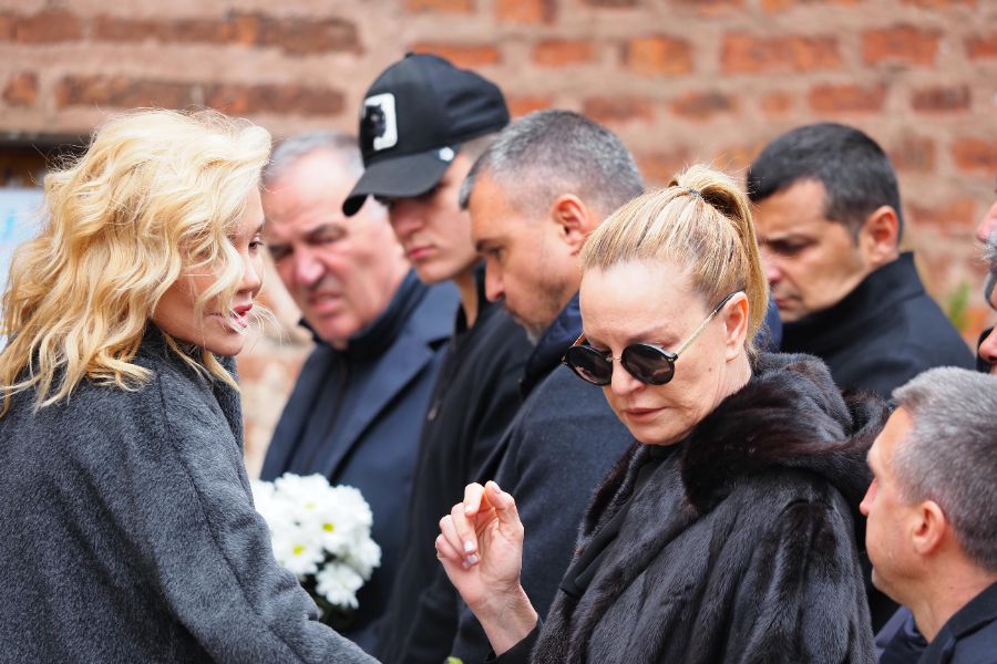 <p>България изпраща легендарния вратар Борислав Михайлов.</p>