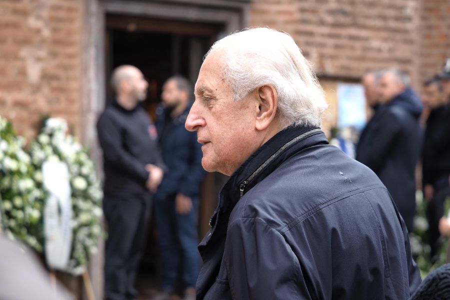 <p>България изпраща легендарния вратар Борислав Михайлов.</p>