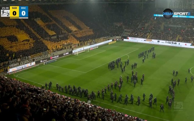 Хаос на терена в Дрезден: фенове с пиротехника започнаха престрелка, а други нахлуха в отговор