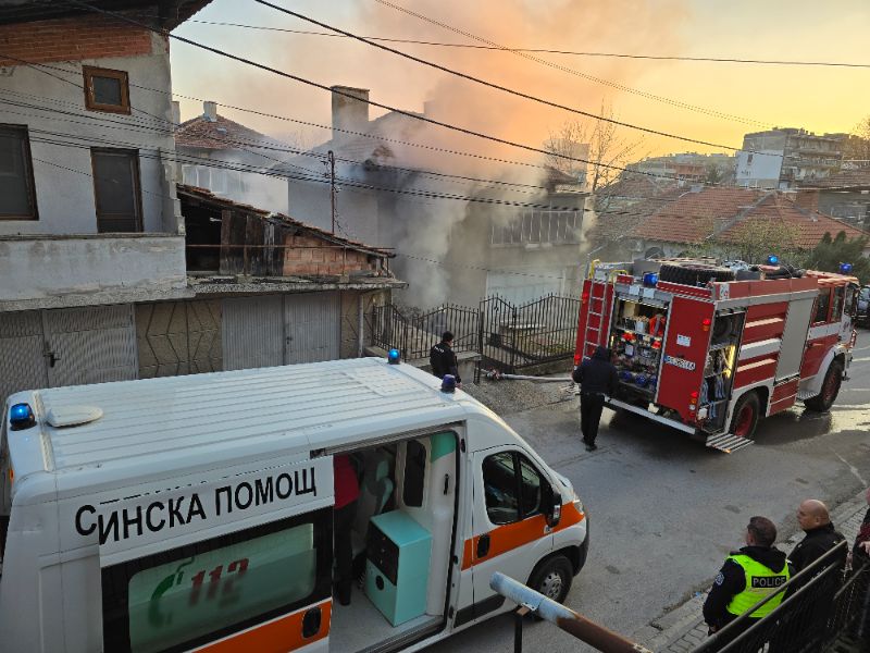 <p>Пожар гори в къща в Свищов, изведена е самотноживееща жена.</p>