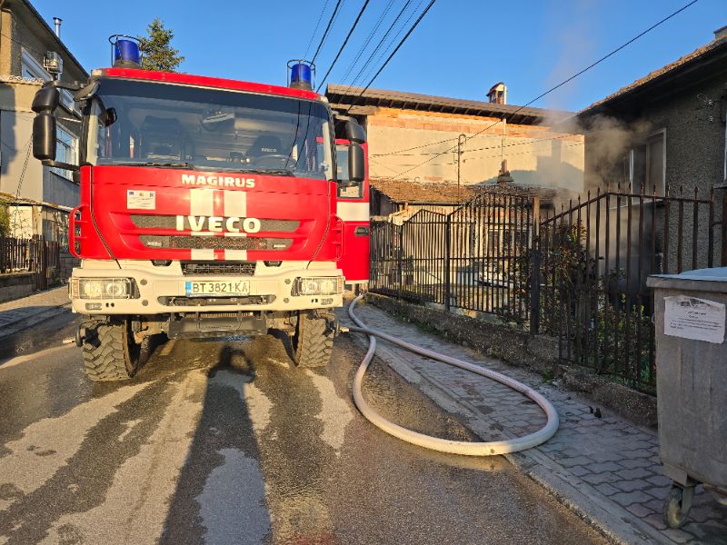 <p>Пожар гори в къща в Свищов, изведена е самотноживееща жена.</p>