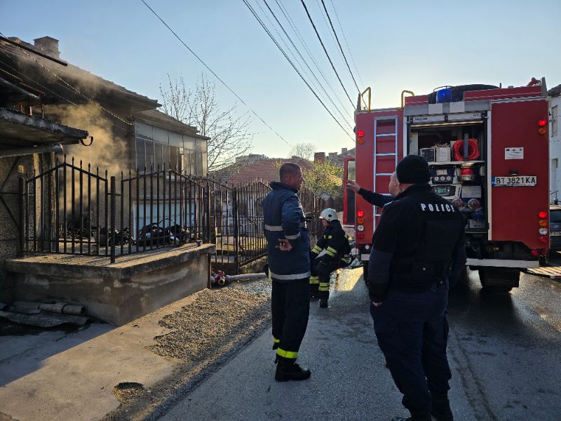<p>Пожар гори в къща в Свищов, изведена е самотноживееща жена.</p>
