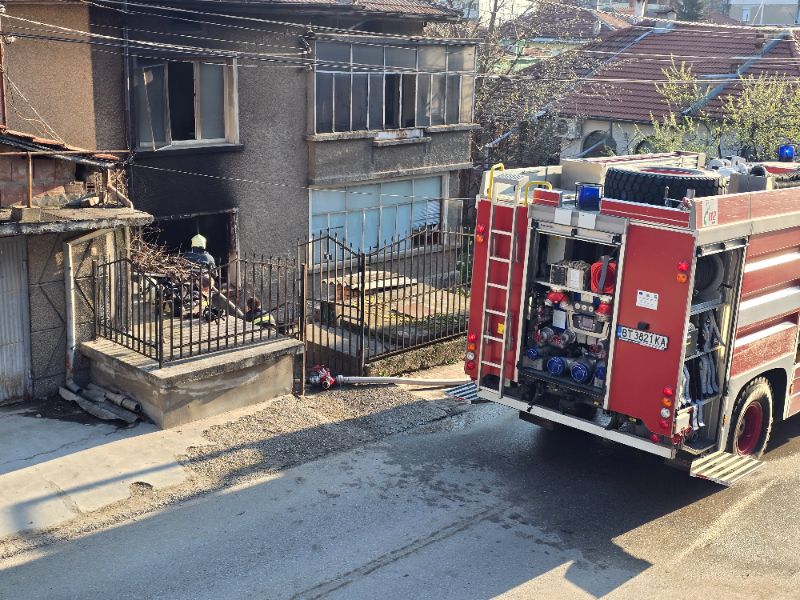 <p>Пожар гори в къща в Свищов, изведена е самотноживееща жена.</p>
