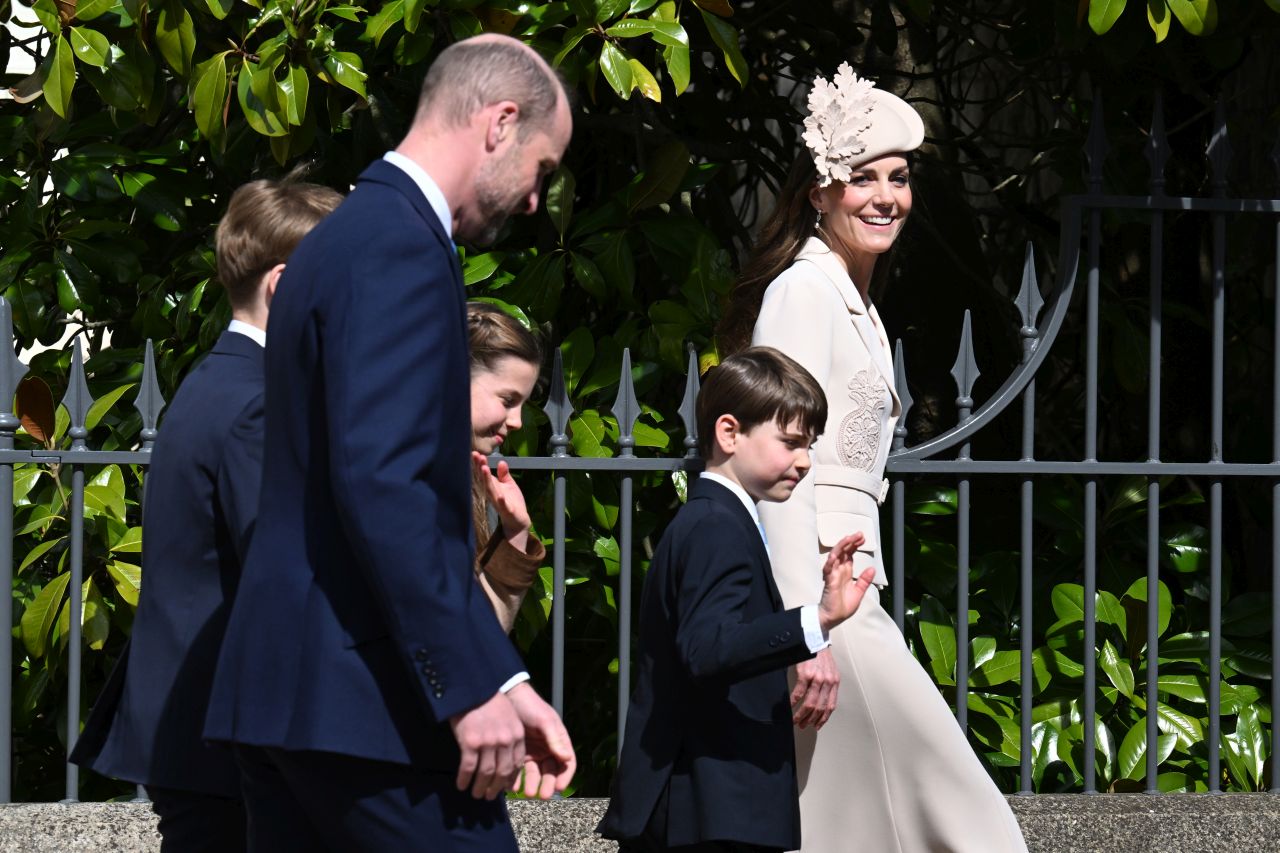 <p>Кралското семейство се събра в отлично настроение за традиционната великденска служба в параклиса &bdquo;Сейнт Джордж&ldquo; в замъка Уиндзор.</p>