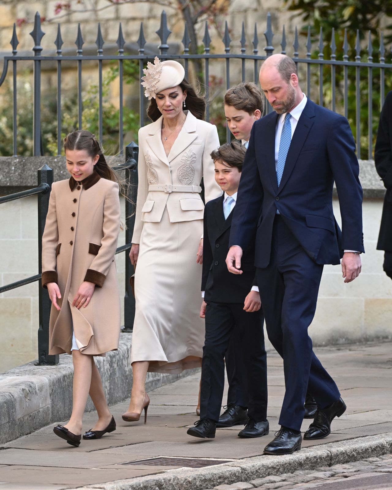 <p>Кралското семейство се събра в отлично настроение за традиционната великденска служба в параклиса &bdquo;Сейнт Джордж&ldquo; в замъка Уиндзор.</p>