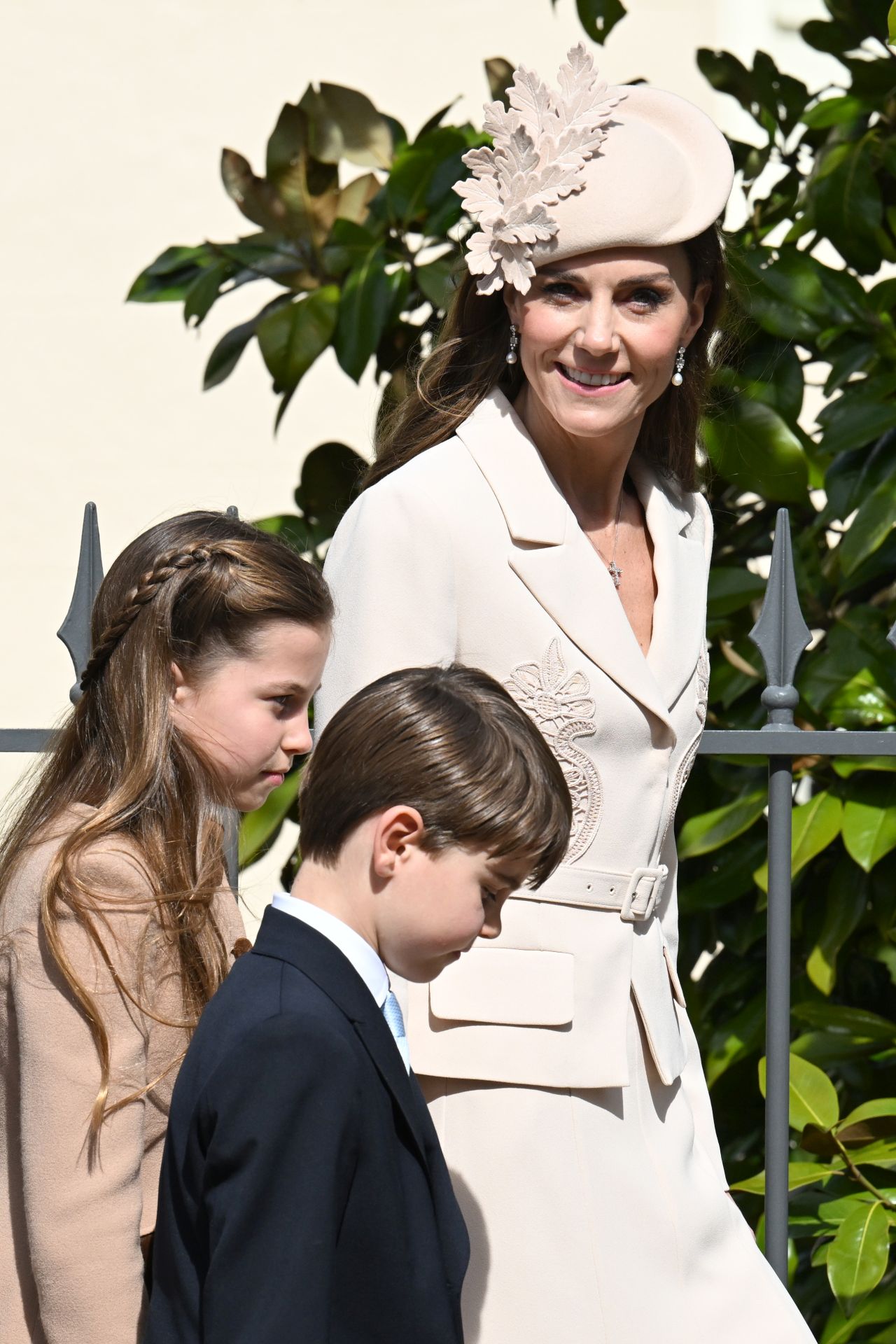 <p>Кралското семейство се събра в отлично настроение за традиционната великденска служба в параклиса &bdquo;Сейнт Джордж&ldquo; в замъка Уиндзор.</p>