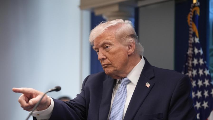 Тръмп се ядоса: Ще открием кой каза за втория пилот на медиите