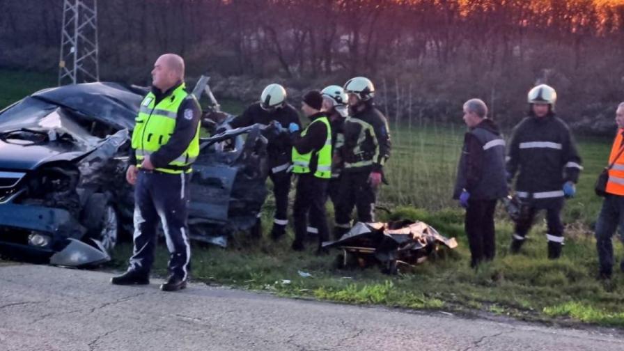 Жена и дете са с опасност за живота след катастрофата край Добрич