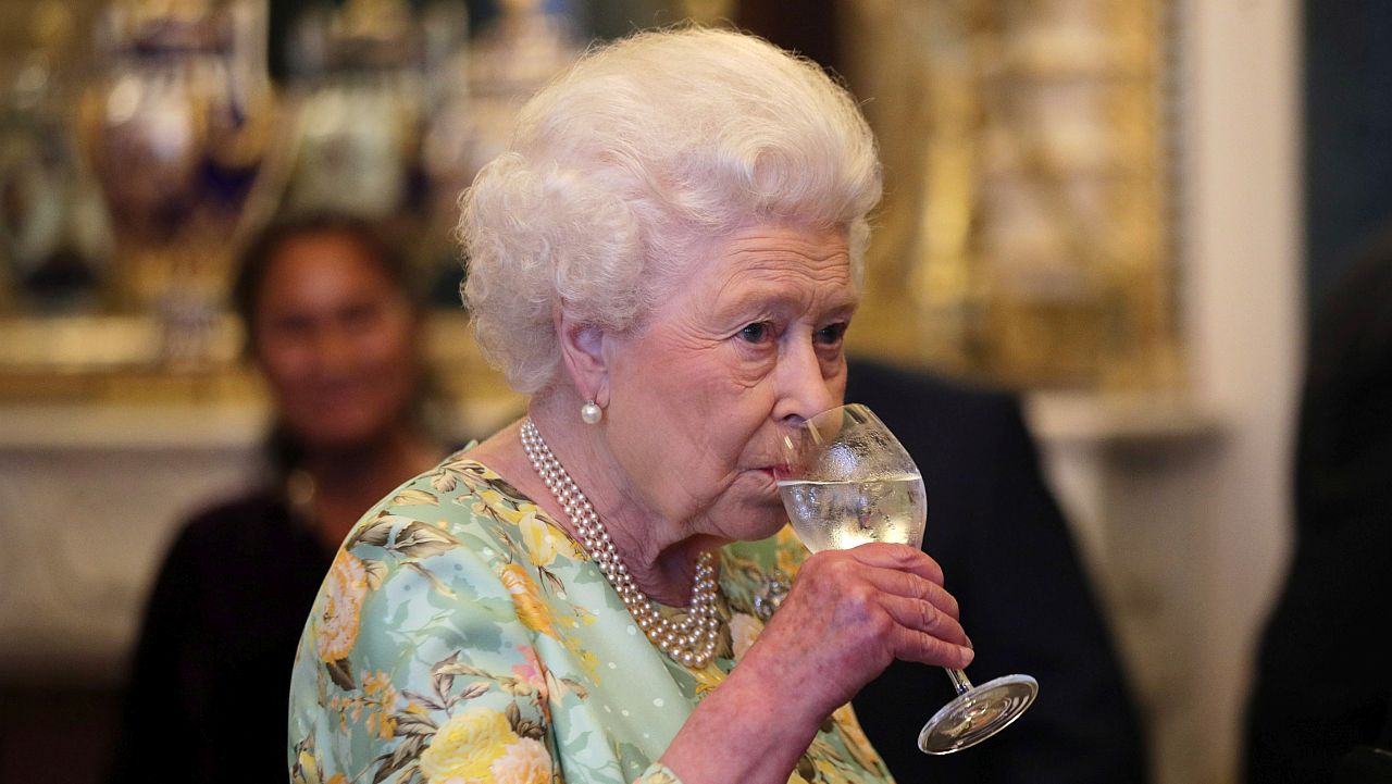 Забравена история: Как кралица Елизабет II се озова в селски пъб през нощта