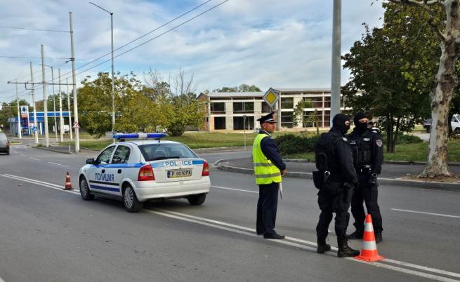 Акциите срещу купения вот продължават, десетки задържани и иззети списъци с пари