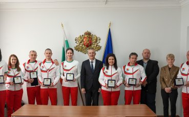 Министър Илиев награди медалистите от Европейското по стрелба с лък