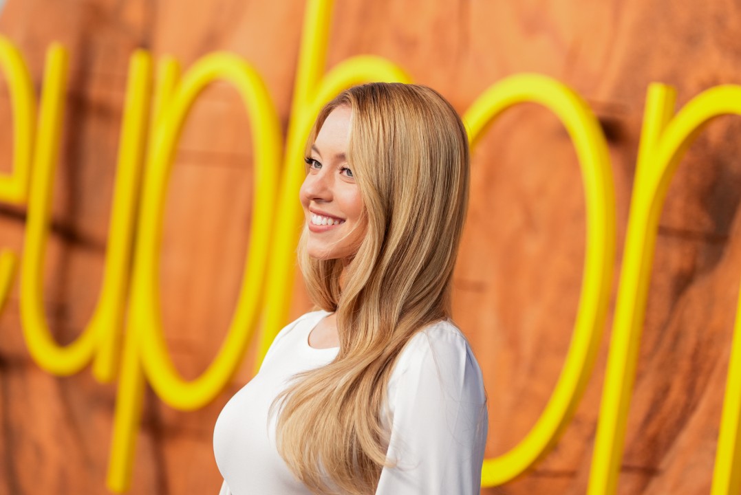 <p>Сидни Суини заслепи Лос Анджелис в рокля на Pierre Cardin за премиерата на &bdquo;Еуфория&ldquo;, като сюжетът на новия сезон обещава сватба на екрана и провокативни обрати, въпреки че в реалния живот актрисата току-що развали своя годеж.</p>