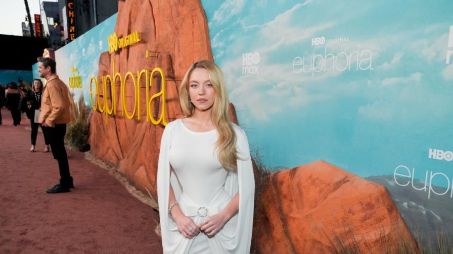 Сидни Суини зашемети в бяло на премиерата на...