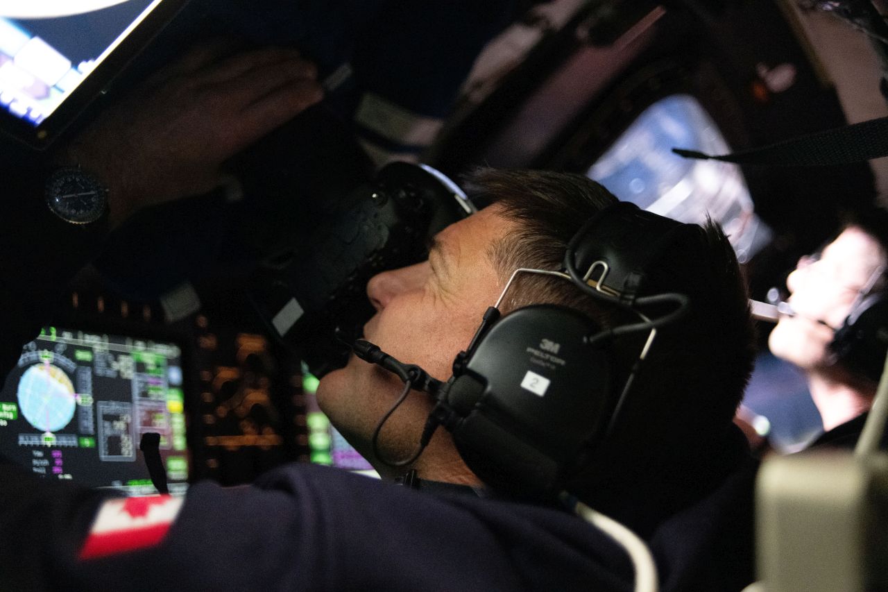 <p>Екипажът на &bdquo;Артемис II&ldquo; &ndash; Виктор Глоувър, Джеръми Хансен, Рийд Уайзман и Кристина Кох &ndash; позира за историческо селфи на 406 000 км от дома, докато изпълнява първата пилотирана мисия до обратната страна на Луната от над половин век.</p>