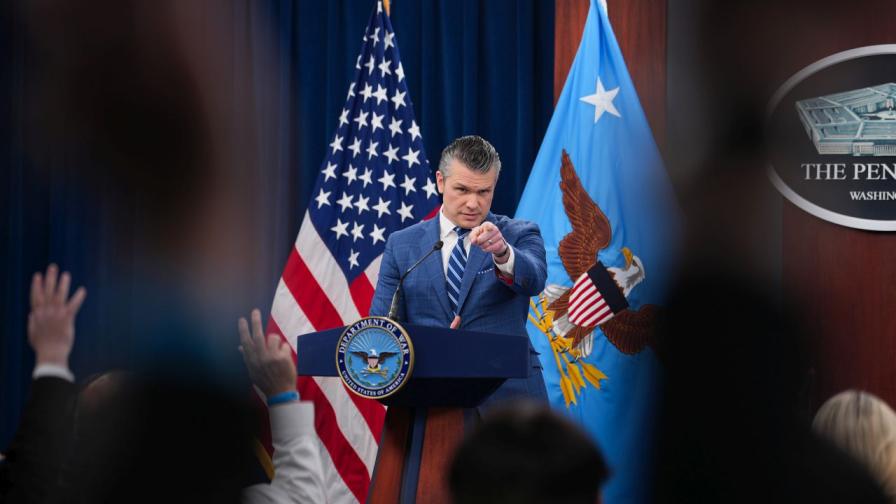 <p>Хегсет: Тръмп държи картите, не е капитулирал</p>