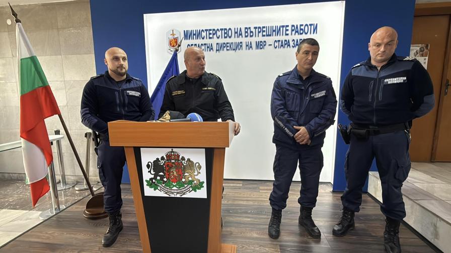 Полицаи съблякоха униформите си, за да спасят човек, опитал да се самоубие