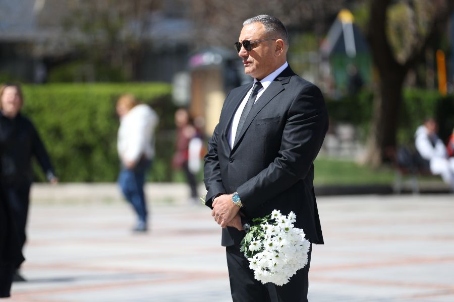 <p>Близки, приятели и граждани отдават почит пред тленните останки на композитора Михаил Белчев.</p>